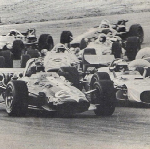 JIm est bien placé à la corde après le départ